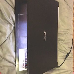 I’m a selling this laptop, barely used.